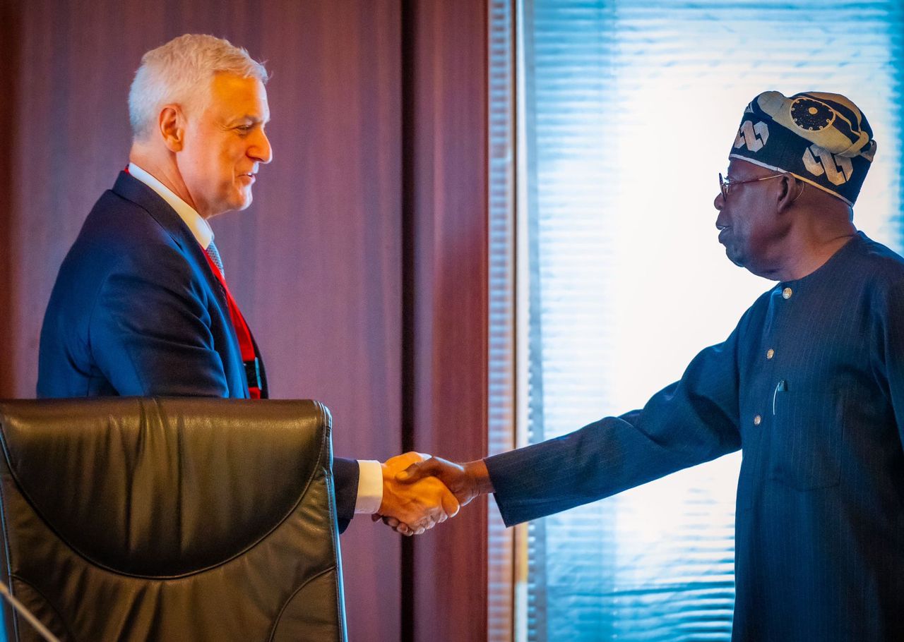 Tinubu hosts Standard Chartered Bank chiefs, says Green Industrial Vision Complementary to Oil and Gas Investment Drive
