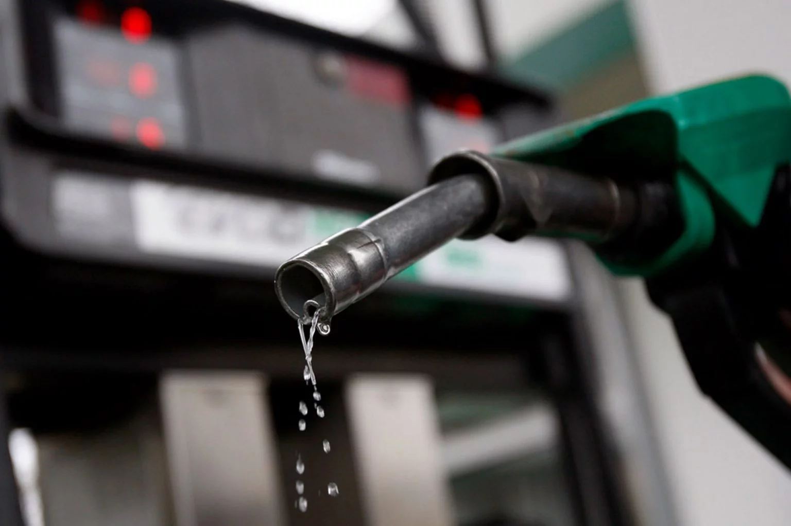 Dangote, Port Harcourt refineries: Nigerians voice out frustrations amid high fuel price