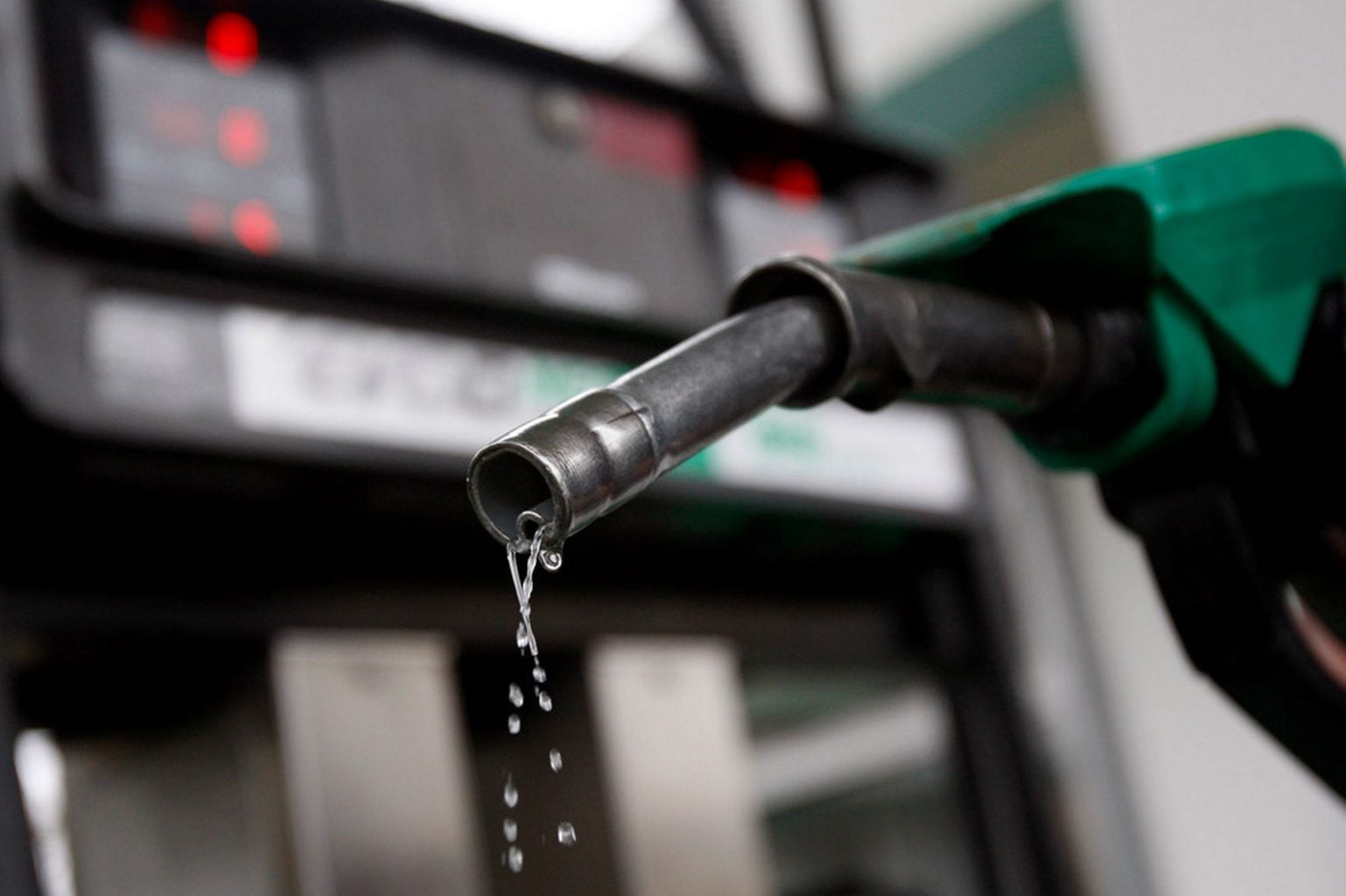 Filling stations shut after Dangote Refinery’s petrol price drop
